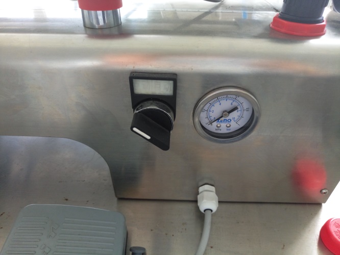 液體半自動(dòng)灌裝機(jī)